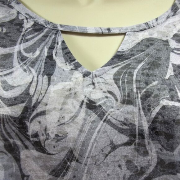 Reel Legends Womens Top Shirt Blouse Plus Size 1X Keyhole Geometric Gray - Picture 3 of 5